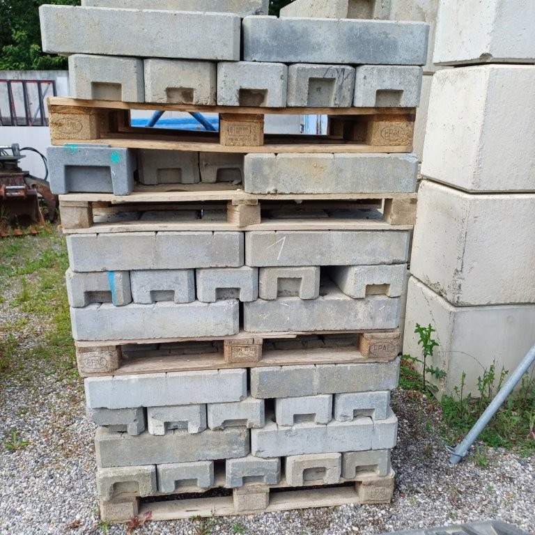 ca. 24 Stk. Betonsteine für Bauzaun